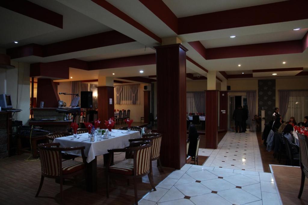 Hotel Uni Palas II Kavadarci Buitenkant foto