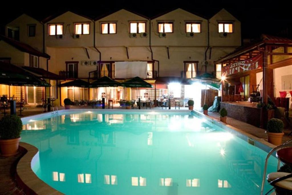 Hotel Uni Palas II Kavadarci Buitenkant foto