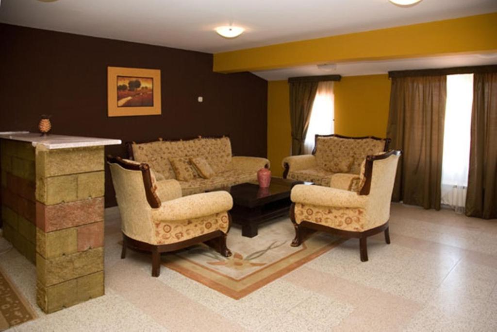 Hotel Uni Palas II Kavadarci Buitenkant foto