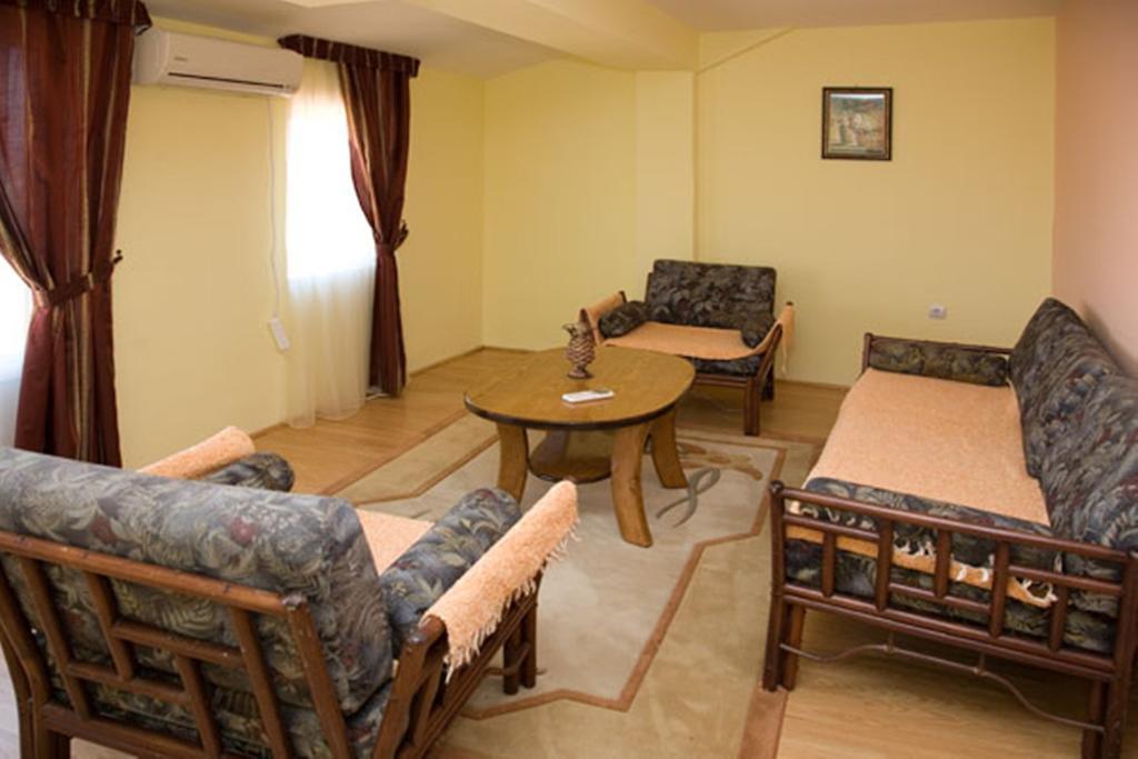 Hotel Uni Palas II Kavadarci Buitenkant foto